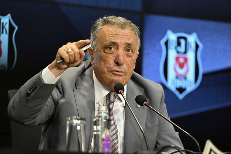 <p> '2 sene şampiyonluk dönemindeki başarının ikimize yazması gerekiyordu ama Fikret Orman sahiplendi o başarıyı. Birlikte emek verdik 2.5 sene. Biz Bayern'e elendikten sonra ben ayrılmak istediğimi söyledim zaten. Ağustos'ta seçim kararı aldı, etrafa 'Ahmet Nur Çebi'den kurtulmak için bu kararı alıyorum' diyorsun. Sonra gelip bana ikinci başkanlık teklif ediyorsun. Ben kabul etmedim. 'Benden sonra sana bu görev yakışır ağabey biraz dinlen' dedi. 'Kimi ikinci başkan yapayım' dedi. Serdal Adalı'yı söyledim. 'Olur mu ağabey bana yalancı demiş adam' dedi. 2 saat sonra açıkladı Serdal Adalı'yı.'</p>