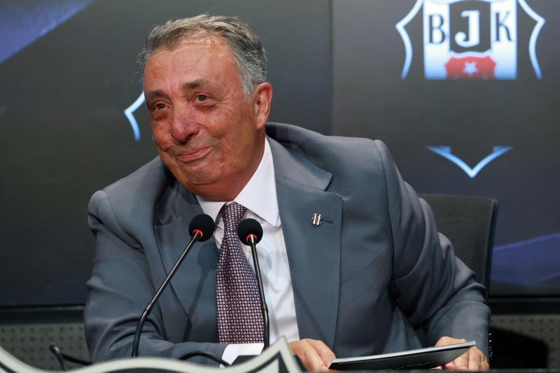 <p><b>'SOĞUKLUK ORADA BAŞLADI'</b></p><p><br></p><p> 'İkinci başkanın görevi, başkan yokken başkanı temsil etmektir. Başkan zaten oradaydı. Ben futbol şubedeydim 2 sene, geldiğimde zaten stadyum bitmişti. Bana futbol şubeyi, icra kurulunu sorabilirsiniz. İcra kurulunda olduğum bazı evraklar geliyordu. 'Nedir bu?' dediğimde 'Ben imzalamışım ağabey, hesabını mı vereceğim' dedi. Orada soğukluğumuz başladı zaten.'</p>