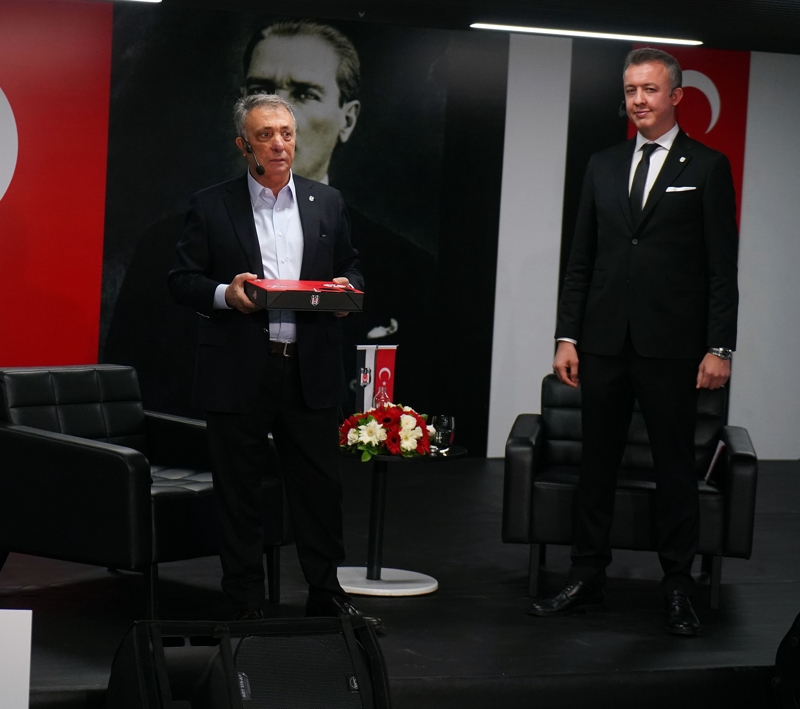 <p><b>'İSTİFA' ARAMASI!</b></p><p><br></p><p>'Beni bir çocuk aradı 'istifa' diye. 'Ben Ahmet Nur Çebi değilim' dedim. 'Vay anasını yine başkasının numarasını verdiler' diyor. 'Ben de Beşiktaşlıyım kime oy vereceksin' diyorum. 'Hasan Arat'a tabii ki' diyor. 15 yaşında çoluk çocuktan gecenin 1'inde böyle mesajlar, telefonlar alıyoruz. Bunlar ayıp şeyler!'</p>