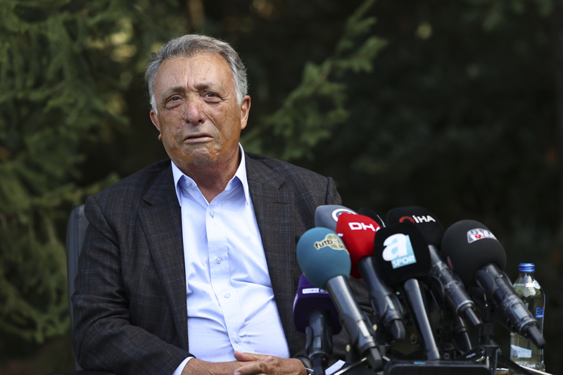 <p><b>'TFF İLE KAVGAMIZI KAYBETTİK'</b></p><p><br></p><p><span >'Deprem döneminde maçların oynanması ile ilgili soruyu TFF bu konuyu gündeme getiriyorsa, Beşiktaş'ın haklarına tecavüz ediyorsa benim de cevabımı vermem gerekir. Bizim rakiplerimiz de bunu sonuna kadar kullandı. Camianın bana sahip çıkması gerekirdi ama öyle olmadı. TFF başkanı da 'daha kendi camiası sahip çıkmıyor' diye düşündü muhtemelen o gün. Biz o gün kaybettik TFF ile olan kavgamızı.'</span><br></p>