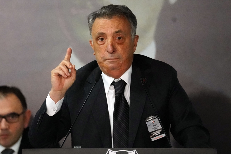 <div><b>'NE ÖZÜR BEKLEYECEĞİM?'</b></div><p><br></p><p>'Tüpraş çeklerinin kırdırıldığı konusu... 1. yılı aldık zaten. 2 ve 3. yıldaki çeklerin kırdırılmasıyla şu ankinden daha fazla kar olduğu için ve Beşiktaş'ın 20 milyon TL karı olduğu için bu Tüpraş'ın bir jestidir. Bunu Hasan Bey'in söylemesi fuzuli konuşma. Bir tanesinden kurtulduk, öbürü geliyor şimdi. Kasada duruyor para, kullanabilirsiniz. Bu parayı bugün almasak da yarısı her türlü bankaya gidecek. Ne özür bekleyeceğim? Yalana palavraya düşmesinler yeter.'</p>