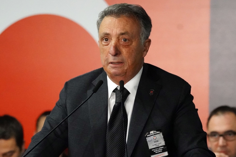 <p><b>'HERKESİN BİR YOĞURT YİYİŞİ VARDIR'</b></p><p><br></p><p>'Hasan Arat'ın PSG başkanı ile görüşmesi... Herkesin bir yoğurt yiyişi vardır. Bunlar seçim arefesinde olabilecek şeyler. Ben sadece geldikten sonra söz verilen şeylerin tutulup tutulmadığını takip etmekle mükellefim. Ben başkaları gibi beyaz oy saymam. Kötü niyetli değilim.'<br></p>