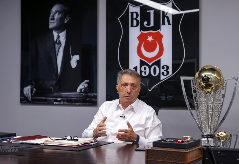 <p><b>PARMAK SALLAMA OLAYI</b></p><p><b><br></b></p><p>'Lugano maçında Büyükekşi aleyhine bir tezahürat oldu. Çok üzüldüm, olmaz öyle şey. Eliyle gösterip, 'Bu iki tribün organize olmuş' dedi. Parmak sallama falan olmadı. Yanında bakan oturuyor senin. Bana parmak sallayamaz, Beşiktaş başkanına kimse parmak sallayamaz. Bana da tepki var, zaptedecek olsam kendime olanı zaptederim. Devre olmasına 5 dakika var, bekle öyle git. Art niyetli, tavırları çok yanlış. Sessiz bir şekilde çıkarsın. Ben bir Çebi'yim! Bunu yaptırmam.'<br></p>