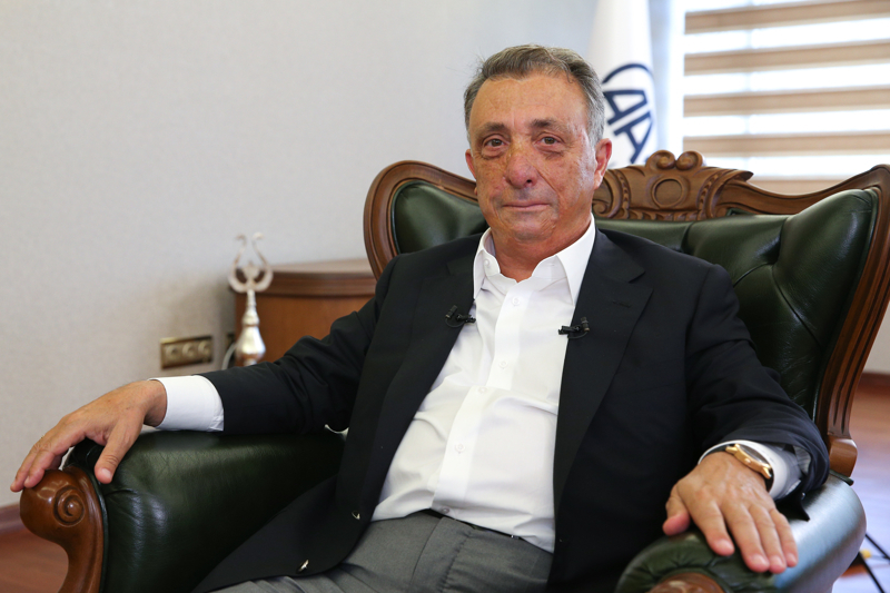 <p><b>SERGEN YALÇIN</b></p><p><b><br></b></p><p>'Benim Sergen Yalçın ile devam etmeme durumum olmadı. Onu Beşiktaş'a hoca yapma gururunu yaşıyorum. Şampiyonluktan sonra görüştük, 'Ben bu paradan aşağı çalışmam, hocalık yapmayacağım' dedi. Emre Kocadağ her gün yanına gitti. Benim biraz cimriliğim vardır, pazarlık ettik. Sonuç olarak istediği ücreti verdik. Ayrılmadan biraz önce '1-2 maç daha deneyeyim ama olmuyor' dedi. Olmayınca da ayrılmak istedi ayrıldık. Çok sevdiğim bir hocamdır Sergen Yalçın.'<b><br></b></p>