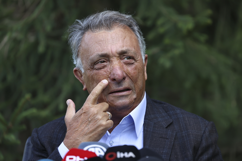 <p><b>'FENERBAHÇE VE GALATASARAY BİZİ ZOR DURUMA SOKTU'</b></p><p><b><br></b></p><p>'Fenerbahçe ve Galatasaray'ın pahalı transferler yapması bizi zor duruma soktu tabii ki. Benim limitim neyse sonuna kadar zorladım. Daha iyi futbolcular istiyorsak, parayı bulacağız.'<b><br></b></p>