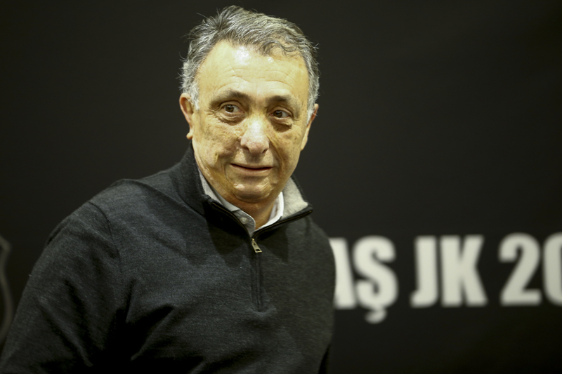 <p><b>'ONANA'YI ŞENOL HOCA İSTEDİ'</b></p><p><br></p><p>'Onana'ya 4.5 milyon euro verildi ama 5 yıla yayıldı. Yıllık maliyeti maaşla beraber 2.1 milyon yapar. Bizim 1 oyuncuyla bu işi görmemiz olmaz. Her pozisyona yedek lazım. Amartey'i çok beğenen, Zaynutdinov'u Masuaku'nun önünde gören, Onur'u Rosier'in önünde göre, Bailly'i Amartey ve Colley'e yedek olarak gören bir hocamız var şu anda. Onana'yı Şenol hoca istedi. Djiku ve Tadic'i ise istemedi. 'Benim istediğim oyuncular değil' dedi. Tadic ile neredeyse sona gelmiştik. Önümüz kesildi, istenmediği için.'</p>