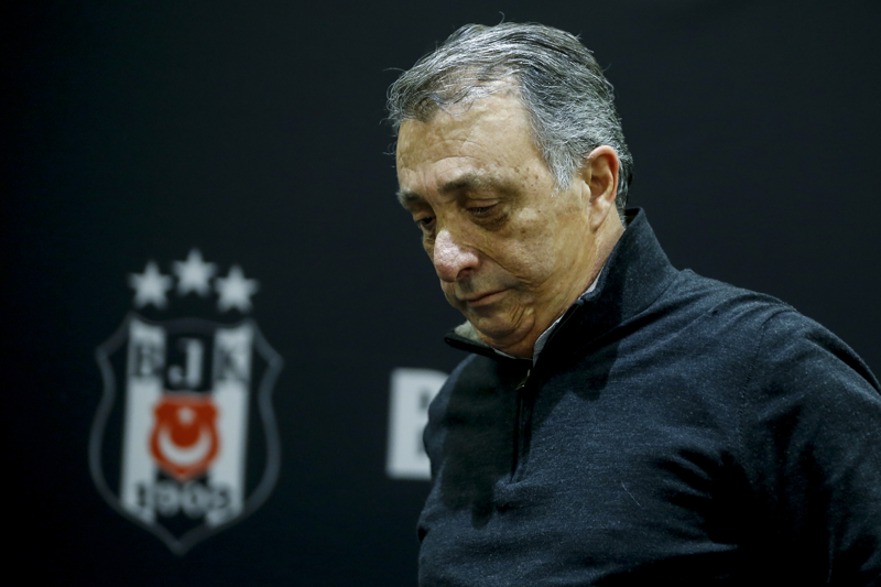 <p><b>'30 MİLYONA SATSINLAR BEN GETİRECEĞİM SERDAR'I'</b></p><p><br></p><p>'Serdar Saatçı burada kalmamak için her şeyi yaptı. Sergen hoca 'Beşiktaş'a hayır gelmez' dedi. Ben tutmak istedim, ailesi ve kendisi bizi yedi bitirdi. Serdar Saatçı'nın değeri 40 milyon euro diyor Hasan Arat, 30 milyona satsınlar ben getireceğim Serdar'ı. Böyle atmayla bu işler olmaz. 30'a taahhüt etsinler ben getireceğim.'</p>