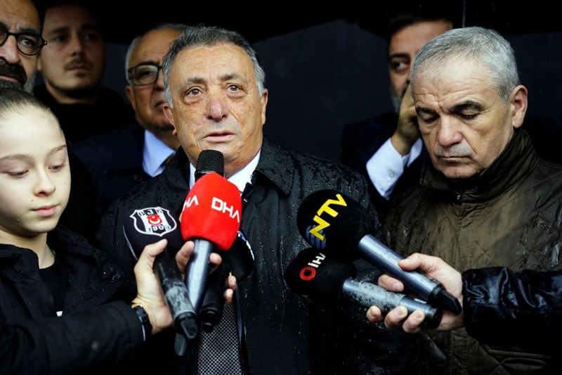 <p>'Seçimde göreceğiz; sosyal medya ile yürüyen arkadaş mı kazanacak, yıllardır Beşiktaş'tan elini ayağını çekmemiş arkadaş mı gelecek? Sosyal medyacı gelirse vay halimize!'</p>