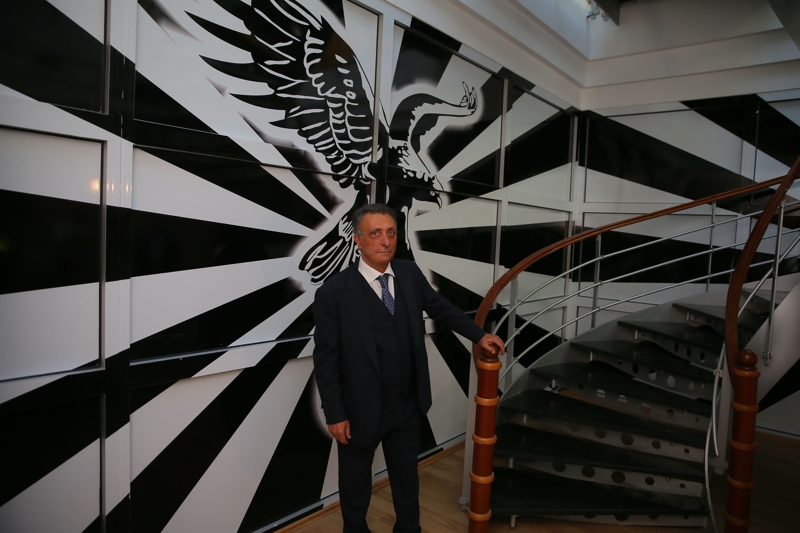 <p><b>'EMRE KOCADAĞ NEDEN ADAYLIKTAN VAZGEÇTİ?'</b><br></p><p><b><br></b></p><p> 'Ben Emre'yi tabii ki destekledim. Aldığı karar, kendi kararıdır. Bir ağabey olarak kendisini zorlu bir sürece gireceğini söyledim 1.5 sene sonra Emre Kocadağ'ın bu kulüpte başkanlık yapacağını tahmin ediyorum.'<b><br></b></p>