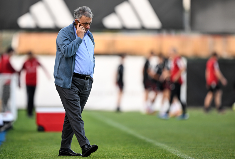 <p><b>'BAŞKAN ADAYINIZ KİM?'</b></p><p><strong ><br></strong></p><p><span >'Bunu açıklamamın doğru olduğunu düşünmüyorum. Sorarlarsa sadece eşime dostuma bunu açıklarım. Kısa süre içinde iki isimden biri benim başkanım olacak.'</span><br></p>