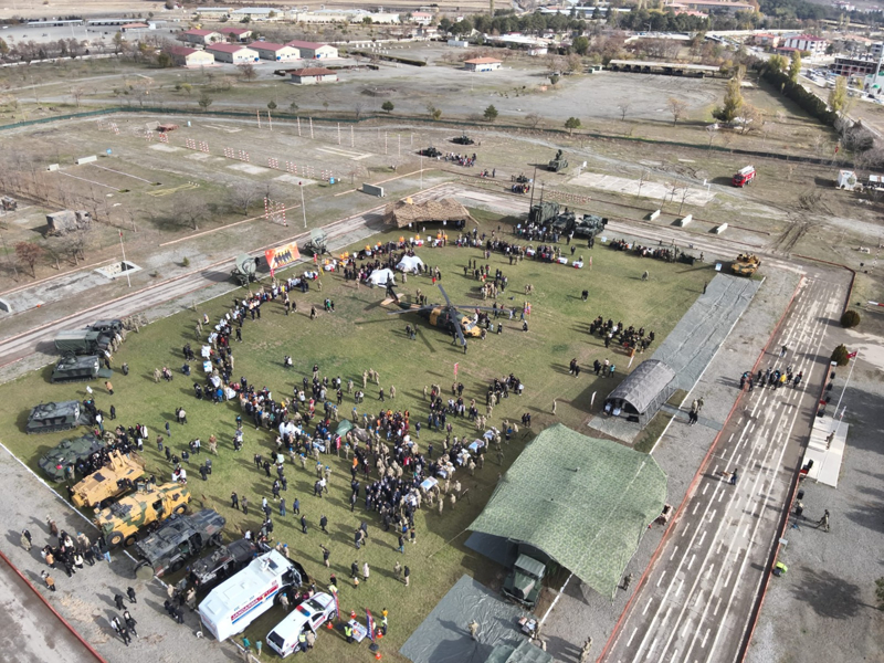 <p>Vali Hamza Aydoğdu, 3. Ordu Komutanı Korgeneral Veli Tarakcı ve beraberindekiler silah ve araç sergisi gezerek askeri personelden bilgiler aldı.</p>