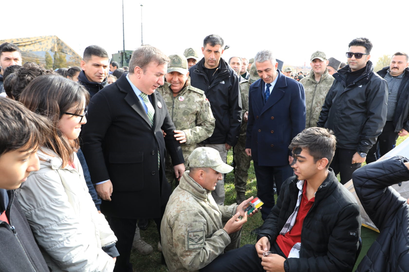<p>Vali Aydoğdu, burada yaptığı konuşmada, yaşanılan toprağın kıymetinin bilinmesi gerektiğini belirterek, 'Bir genç kendi kültürünü, kendi medeniyetini ve kendi tarihini bilmeden ileriye gidemez. Önce yaşadığımız toprakların kıymetini bilmemiz gerekiyor. Bu nedenle tüm öğrencilerimizi Erzincan'daki bütün değerlerle buluşturacağız.' ifadelerini kullandı.</p>