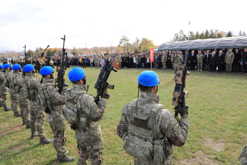 <p>Sergide, çocukların bazı zırhlı araçların içine girmelerine izin verildi.</p>