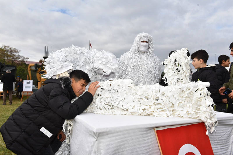 <p>Sergide tank, zırhlı muharebe aracı, haberleşme sistemleri, Jandarma Özel Harekat (JÖH) birlikleri, geliştirilmiş zırhlı personel taşıyıcı, kara gözetleme radarı, RPG 7 tank savar silahı, Skorsky helikopter, uzun namlulu silahlar, keskin nişancı tüfeği, mühimmatlar ve havanlar yer aldı.</p>
