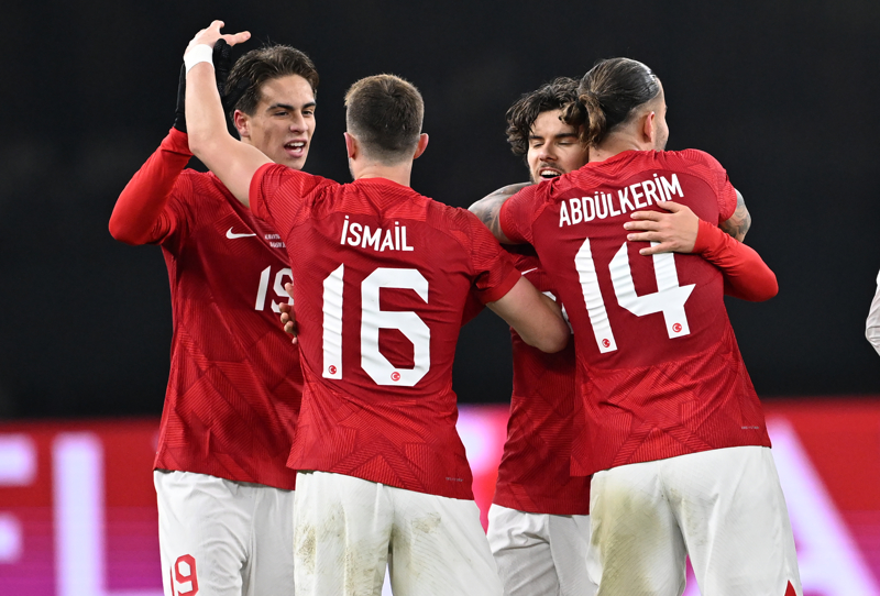 <p><b>A MLL TAKIM'DA 17 FUTBOLCU, 22 LA 25 YAINDA</b></p><p><b><br></b></p><p></p><p><span >Ay-yldzllarda, grup eleme malarnda toplam 36 futbolcu grev ald. </span><span >Bu oyuncularn 17'si (yzde 47), 22 ila 25 yanda.</span><br></p>