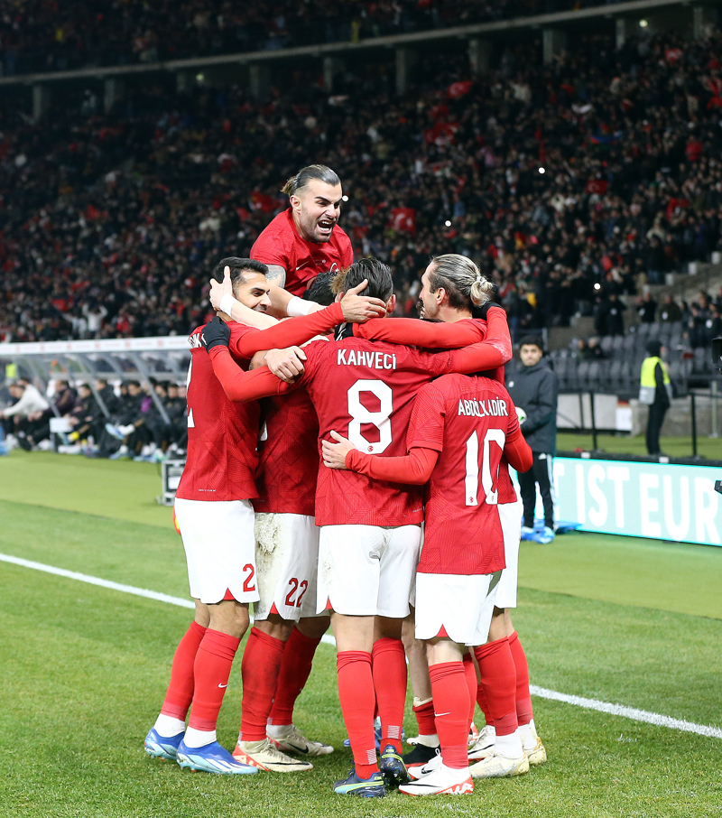 <p>Trk milli takmndaki 13 oyuncunun ya, 26 ile 29 arasnda deiirken, 21 ya altndaki futbolcularn says 3'te kald.</p>