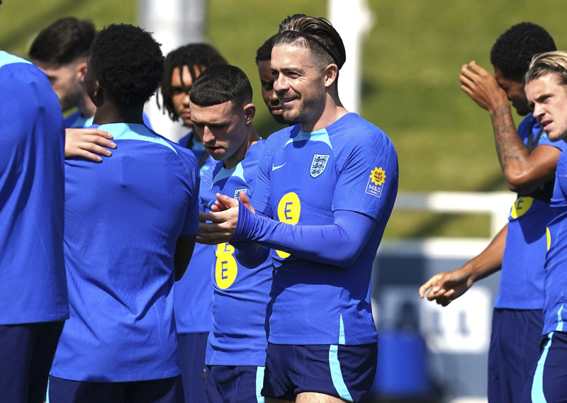 <p>Romanya, Belika, ekya, spanya, ngiltere, Macaristan, Avusturya, Arnavutluk, Danimarka, Srbistan ve Slovenya'da grup malarnda forma giyen oyuncularn ya ortalamas 26,03 ile 26,96 arasnda deiiyor.</p>