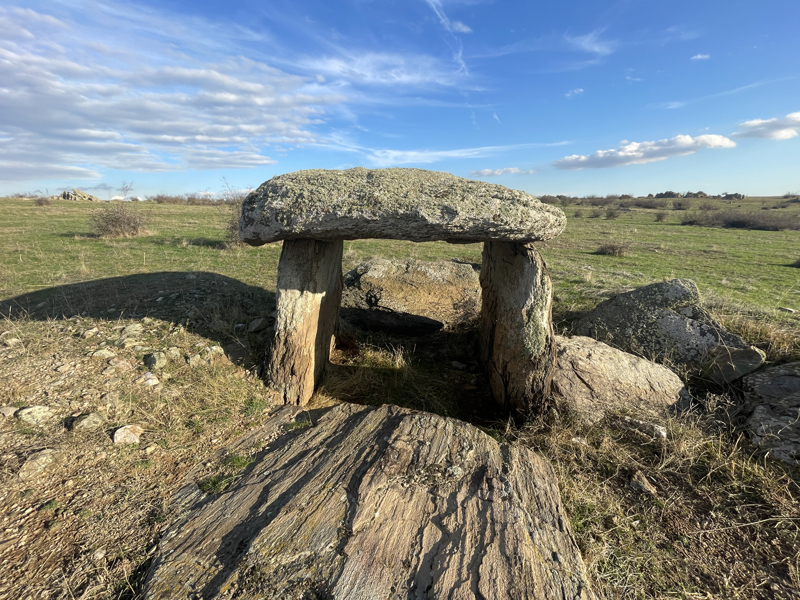 <p>'Dolmenler ya da di�er Trak yap�lar�nda hazine bulmak m�mk�n de�il. Hazine hikayesi masaldan �te ge�meyecek bir durum. Antik �a�'da ya�ayan insanlar aras�nda ne kadar zengin vard�. Bu bir masal. Buralarda yap�lan definecilik kaz�lar� bu yap�lar tahrip etmekte. Ge�mi�e b�rakmakla y�k�ml� oldu�umuz sayg�y�, gelece�e b�rakmak zorunda oldu�umuz sevgi sorumlulu�u bilmemiz gerekiyor. Herkesin �ok iyi bilin�lendirilmesi gerekli.'</p>