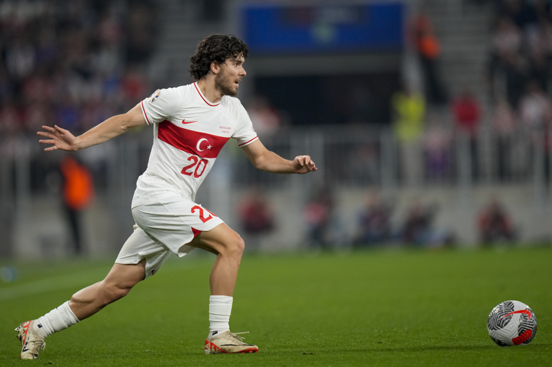 <p><b>OCAK AYINDA KAPIYI ALACAKLAR</b></p><p>Haberde; Inter'in Ferdi Kadolu'nu devre arasna kadar takip edecei ve ocak aynda da 17 milyon euroluk bonservis teklifiyle Fenerbahe'nin kapsn alaca bilgisi paylald.</p>