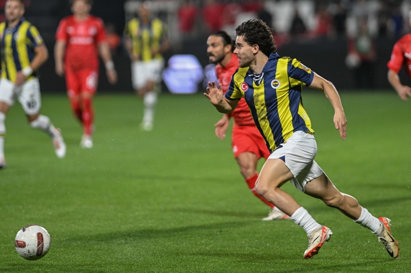 <p><b>FENERBAHE 25 MLYON EURO STYOR</b></p><p>Fenerbahe ise; Ferdi Kadolu iin 25 milyon euro bonservis bedeli belirlemi durumda. Bu fiyatn altnda gelecek olan teklifler kabul edilmeyecek.</p>