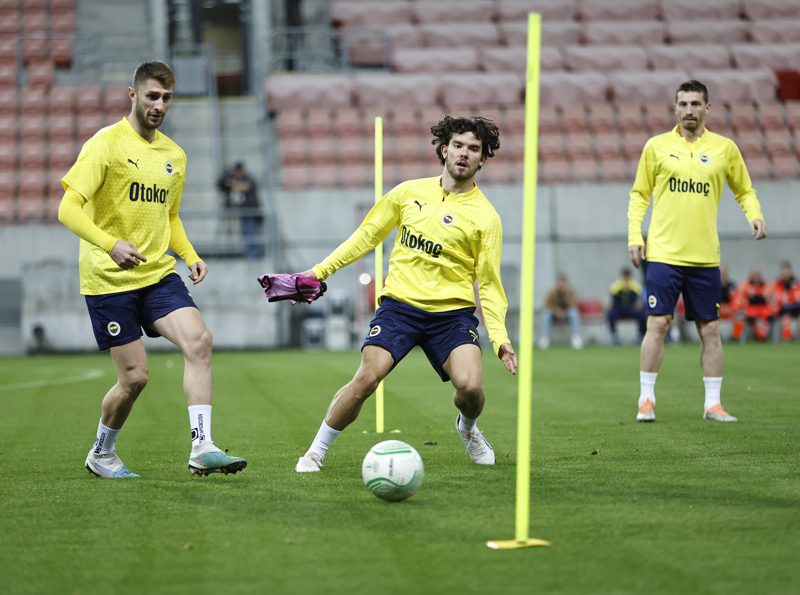 <p><b>SZLEMES DEVAM EDYOR</b></p><p>Baarl futbolcunun Fenerbahe'deki szlemesi 2026 ylnda sona erecek.</p>