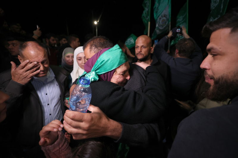 <p>24 Kasım saat 07:00'de başlayan insani ara süresince İsrail hapishanelerindeki 150 Filistinli mahkum ile Gazze'deki 50 İsrailli esirin takas edileceği belirtilmişti. </p>