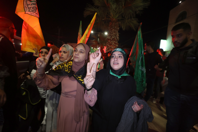 <p>Cuma günü gerçekleşen ilk esir takasında çifte uyruklu 13 İsrailli kadın ve çocuk karşılığında İsrail hapishanelerindeki 39 Filistinli kadın ve çocuk mahkum serbest bırakılmıştı.</p>