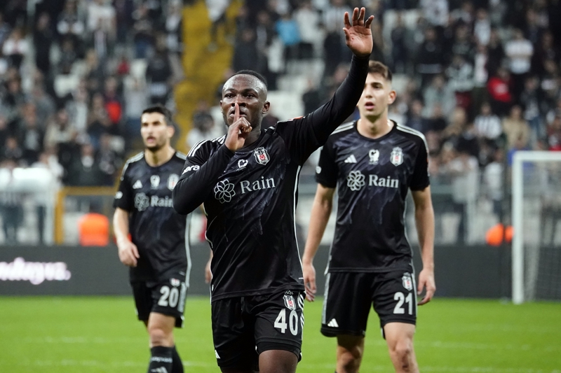 <p><b>EVNDE SON GALBYET 2001'DE</b></p><p>Sper Lig tarihinde i sahada en fazla malup olduu takm Beikta olan Samsunspor (7G 9B 14M), rakibini konuk ettii son 10 karlamadaki tek galibiyetini (2B 7M) Ekim 2001'de ald (2-1).</p>