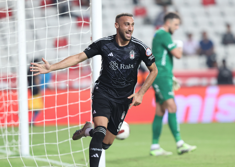 <p><b>2022-23'DE DI SAHADA 3 MALUBYET</b></p><p>Bu sezon Sper Lig deplasmanlarnda oynad alt man drdn kaybeden Beikta (2G), 2022/23'n tamamnda d sahada sadece  malubiyet yaamt (10G 5B).</p>