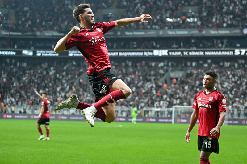 <p><b>BEKTA GOL YEMED</b></p><p>Sper Lig'deki son alt mann drdn kazanan Beikta (2M), bu galibiyetlerin hepsinde kalesini gole kapatt. Siyah-beyazllar gol yemeyerek yakalad daha uzun son galibiyet serisini Aralk 2020-Ocak-2021 arasnda yaad (7G).</p>