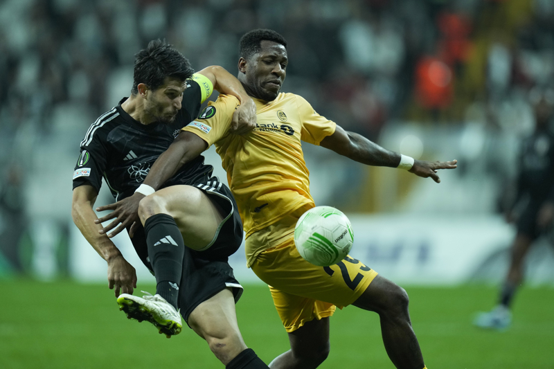 <p><b>10 MATA 11 PUAN KAYBI</b></p><p>2023/24 Sper Lig sezonunda ma bana en fazla isabetli pas yapan (425) ve en yksek pas isabet yzdesi yakalayan (%84.5) takm Beikta. Ancak siyah-beyazllar, bu sezon topa %60'n zerinde sahip olduu 10 mata 11 puan kaybetti (6G 1B 3M).</p>