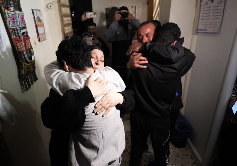 <p>Hamas ve İsrail arasında varılan mutabakat kapsamında, Gazze Şeridi'nden 39 İsrailli kadın ve çocuk esir, İsrail hapishanelerinden de 117 Filistinli kadın ve çocuk esir serbest kalmış oldu.</p>