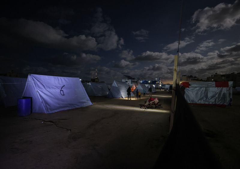 <p>İsrail ordusunun saldırılarından kaçan yüzlerce Gazzeli aile, Birleşmiş Milletler (BM) Filistinli Mültecilere Yardım Ajansı'nın (UNRWA), Han Yunus kentinde kurduğu çadır kampta kısıtlı imkanlar ve zor şartlar altında günlük yaşamlarını sürdürmeye çalışıyor. </p>