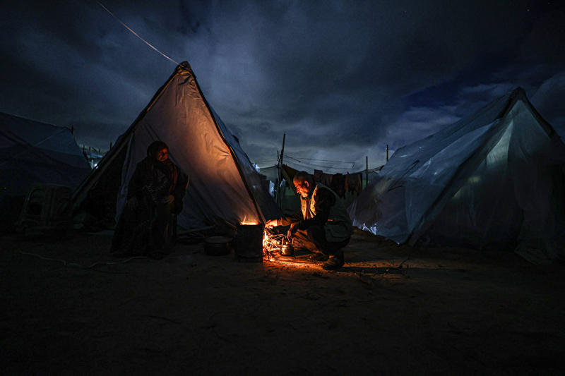 <p>Han Yunus kentinde dayanıksız çadırlarda yaşayan yerinden edilmiş Gazzeliler, kısıtlı imkanlarla ve zor şartlar altında soğuk hava koşullarıyla mücadele ediyor.<br></p>