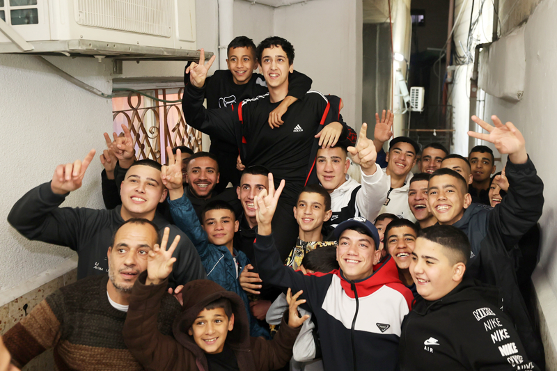 <p>Serbest bırakılan 16 yaşındaki Filistinli Mohammed Khalil Al-Salayma (ortada), Doğu Kudüs'teki evinde ailesi ve yakınları tarafından sevinçle karşılandı.</p>