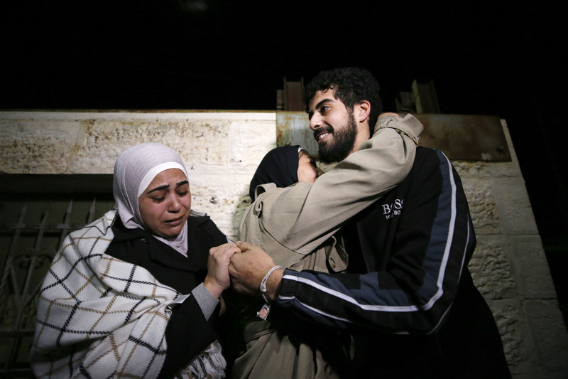 <p>Serbest bırakılan 17 yaşındaki Filistinli Hamza Raid Hamza El-Mağribi, Doğu Kudüs'ün Sur Baher beldesindeki evinde ailesi ve yakınları tarafından sevinçle karşılandı.</p>