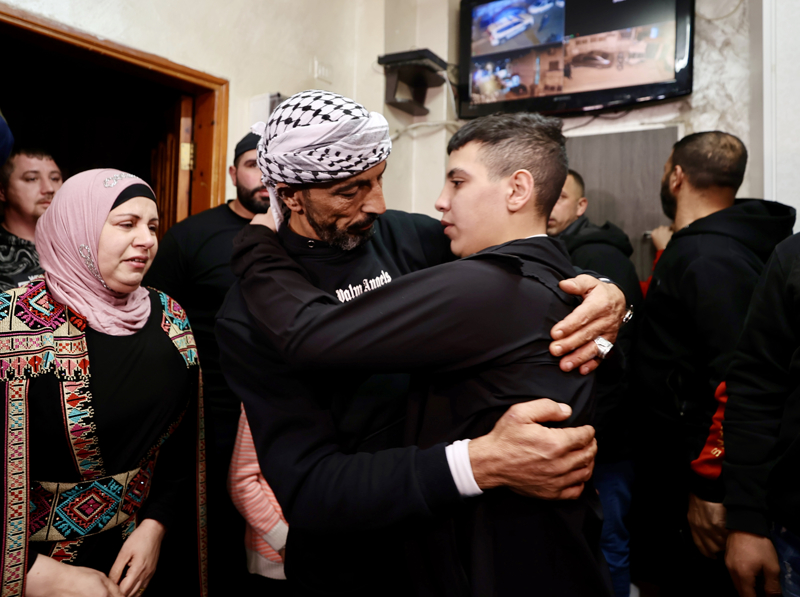 <p>Serbest bırakılan 14 yaşındaki Filistinli Ahmed Nawaf Al-Salayma, Doğu Kudüs'teki evinde ailesi ve yakınları tarafından sevinçle karşılandı.</p>