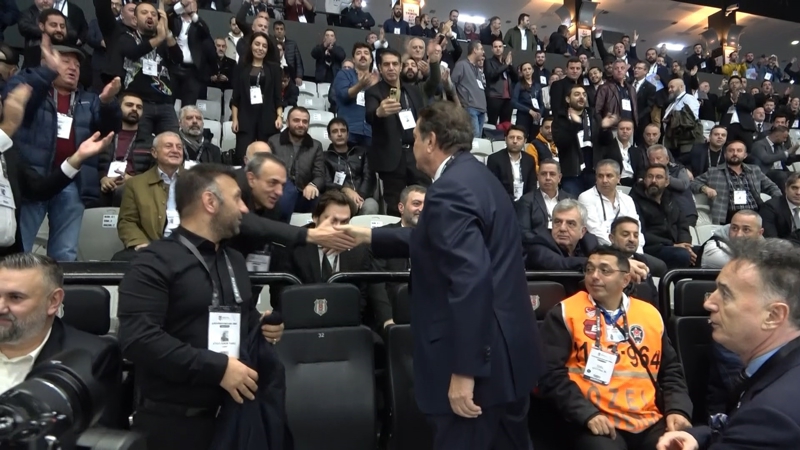 <p>KRTLYVS kurumsal kimliğini yenileyerek yeni mimari ve alışveriş konsepti çerçevesinde yurt genelinde yaygınlaştıracağız. Sadece kulüp ürünlerinin yer aldığı bir perakende satış mağazası formatı olmaktan çıkarıp, spor giyim, tasarım ve aksesuar kategorilerinde gelişmiş fiziksel ve dijital dinamik satış kanalına dönüştüreceğiz.</p>