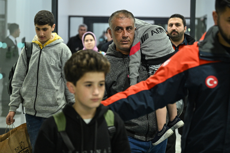 <p>Pasaport kontrolnn ardndan baz vatandalar tahsis edilen aralarla havalimanndan ayrlrken, baka illere gidecekler otobslerle AFAD tarafndan belirlenen otellere yerletirildi.</p>