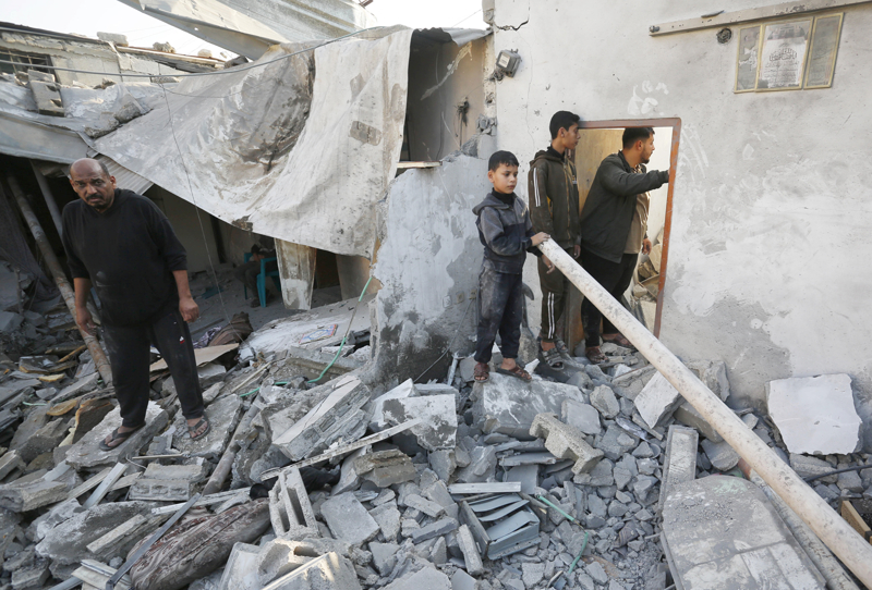 <p>Jawwal bug�n yapt��� ilk a��klamada ise, �srail'in devam eden bombard�man� sonucu ileti�im a��n�n �nemli unsurlar�n�n hasar g�rmesi nedeniyle Gazze �ehri ve Gazze �eridi'nin kuzeyindeki ileti�im hizmetlerinin tamamen durdu�unu duyurmu�tu.</p>