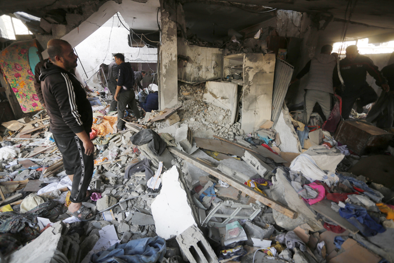 <p>A��klamada, daha �nce kopuklu�un meydana geldi�i ana hatlar�n yeniden kopmas� sebebiyle Gazze �eridi'ndeki ileti�imin tamamen kesildi�ine i�aret edildi.</p>