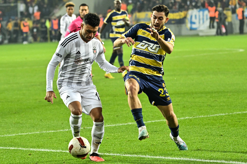 <p><b>FAVORİ OYUNCULARI</b></p><p><b><br></b></p><p>Premier Lig'deki favori oyuncusu sorulan Chamberlain, Liverpool'dan eski takım arkadaşı Muhammed Salah ve Dominik Szoboszlai'nin isimlerini verdi. İngiliz futbolcu, 'Açıkçası Liverpool'un birçok maçını izliyorum. Her zamanki gibi; Salah hala o golleri atıyor. Dominik Szoboszlai'yi izlemekten gerçekten keyif alıyorum. Bir nevi benim rolümü aldı ve ne kadar iyi bir oyuncu olduğundan ve oyunu benim her zaman oynamak istediği gibi oynamasından gerçekten etkilendim. Bence yeteneği, fizikselliği ve bir oyuncu olarak karakteri var. Bence o tam da ihtiyacımız olan oyuncuydu. Gerçekten çok iyi. Trent de bana onun ne kadar iyi olduğunu söylüyor. Trent onun şutlarının benimkilerden daha iyi olduğunu söylüyor. Onda her şey var. Birlikte oynadığım diğer oyuncuların neler yapabileceğini biliyorum, bu yüzden yeni gelen oyuncuların neler yapabileceğini görmek daha ilginçti. Onu izlemekten keyif aldım' dedi.</p>