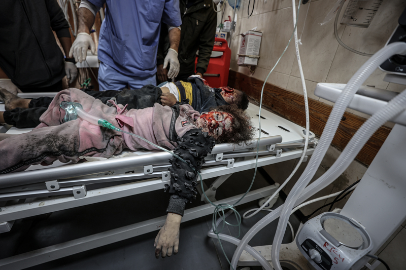 <p>Açıklamada, işgal güçlerinin uçaklarından Gazze Şeridi'ndeki evler, okullar, hastaneler ve diğer tüm sivil yerleşim yerlerine 50 bin tondan fazla patlayıcı atıldığı ifade edildi.</p>