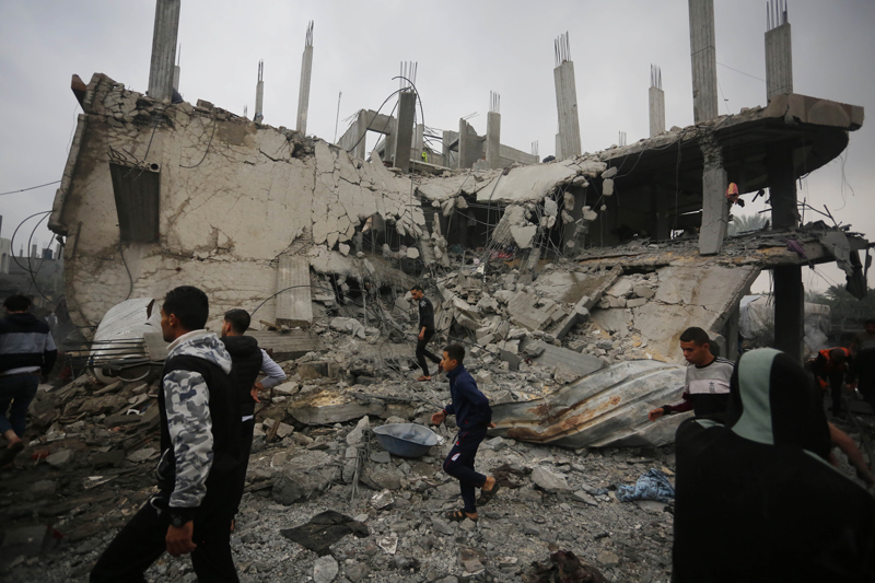 <p>Gazze Şeridi'nde evlerini terk etmek zorunda kalan insan sayısının 1 milyon 500 bin olduğu, bunların tamamının yiyecek, su, ilaç, barınma gibi çok ciddi sorunlarla her an mücadele etmek zorunda kaldığı vurgulandı.</p>