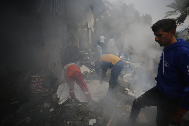 <p>İnsani yardımların kesilmesi ve damlatarak verme siyaseti üzerinden yapılanların alçakça bir üslup olduğuna değinilen açıklamada, 2 milyon 400 bin kişiye bilerek idam cezası verildiği kaydedildi.</p>