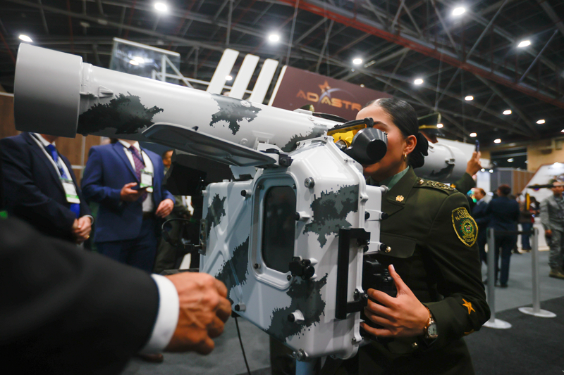 <p>Ayr�ca fuarda havac�l�k, deniz ve savunma alanlar�ndaki yeni �r�nler ve hizmetler de tan�t�ld�.</p>