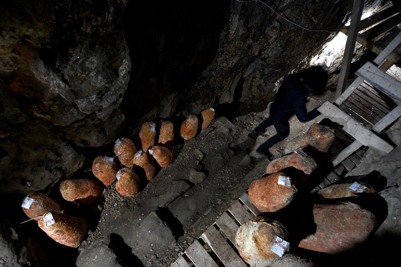 <p>Ayranc� il�esine 16 kilometre mesafedeki Divle k�y�nde, inek, ke�i ve koyun s�tlerinin belli bir oranda kar��t�r�lmas�yla elde edilip ke�i ve kuzu derilerine bas�lan peynirler, k�y�n 1 kilometre do�usundaki Divle Obruk Ma�aras�'nda yakla��k 5 ay olgunla�t�r�l�yor.</p>