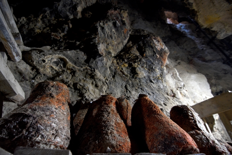 <p>B�y�kkarc�, 36 metre derinli�inde, 250 metre uzunlu�undaki Divle Obruk Ma�aras�'n�n ya�l�lar�n anlatt���na g�re as�rlard�r erzak saklamak i�in kullan�ld���n� dile getirdi.</p>