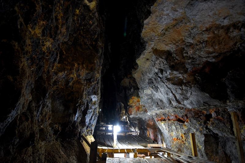 <p>Haziranda mayaland�r�lan, ke�i ve kuzu derisine bas�lan peynirlerin tulumu, �zel floras� olan ma�arada zamanla beyaz, mavi ve k�rm�z� k�fle kaplan�yor. K�f�n kiremit k�rm�z�s�na d�nd��� ekim-kas�m d�neminde de peynirler t�ketime haz�r hale geliyor.</p>