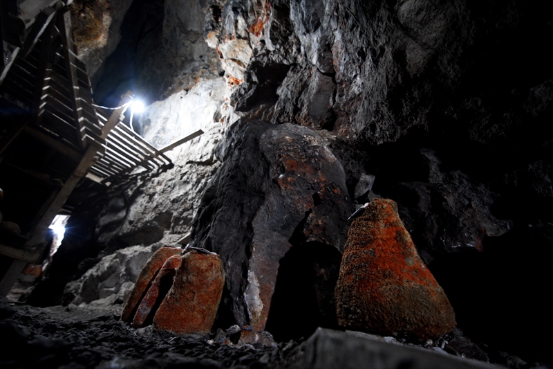 <p>Ayranc� Belediye Ba�kan� Y�ksel B�y�kkarc�, AA muhabirine, Divle'nin di�er k�ylerin merkezi oldu�unu, 1903'te Ayranc� il�esinin kurulmas�yla k�y�n g�� verdi�ini s�yledi.</p>